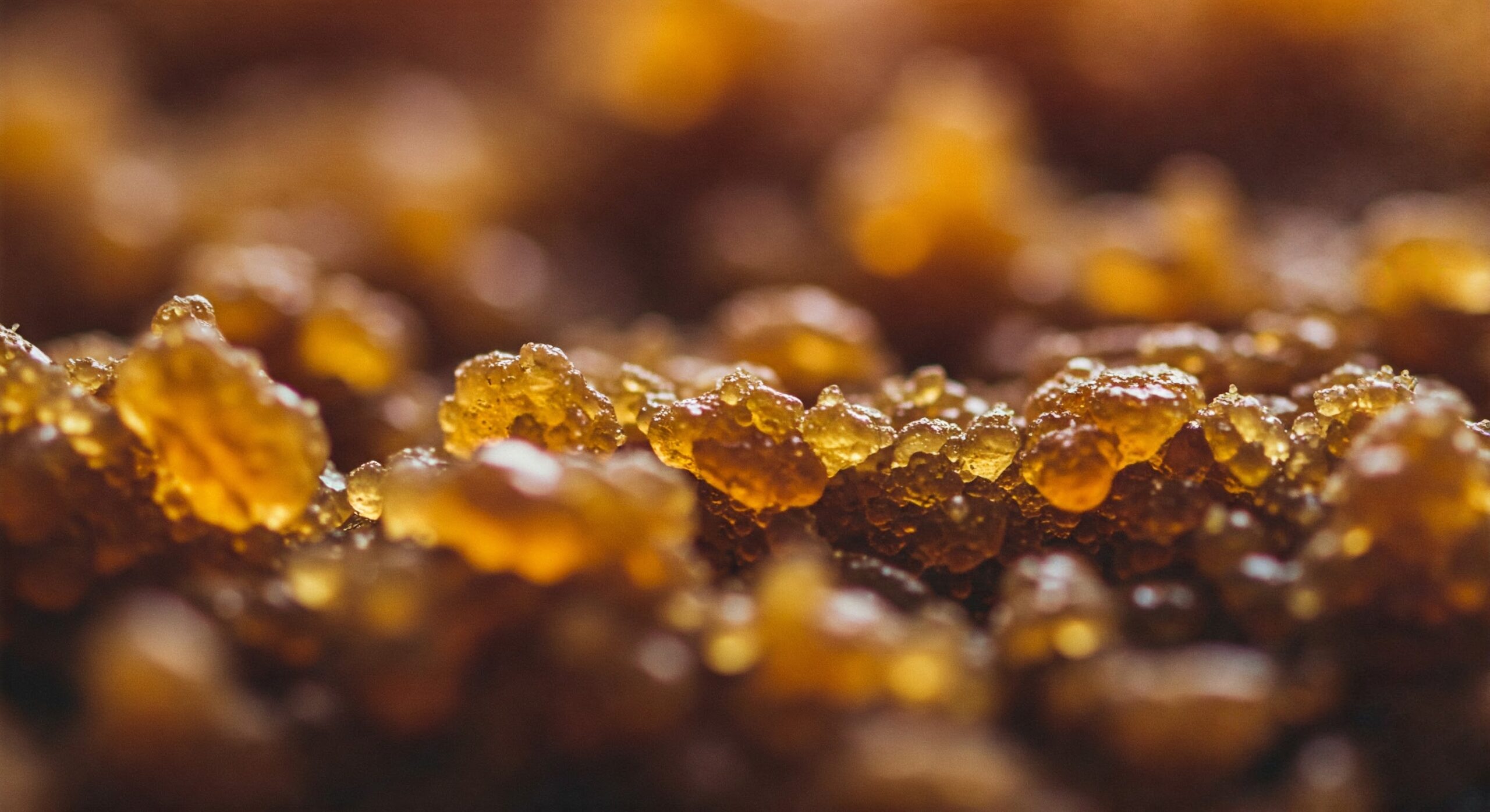 Raw seedlac granules
